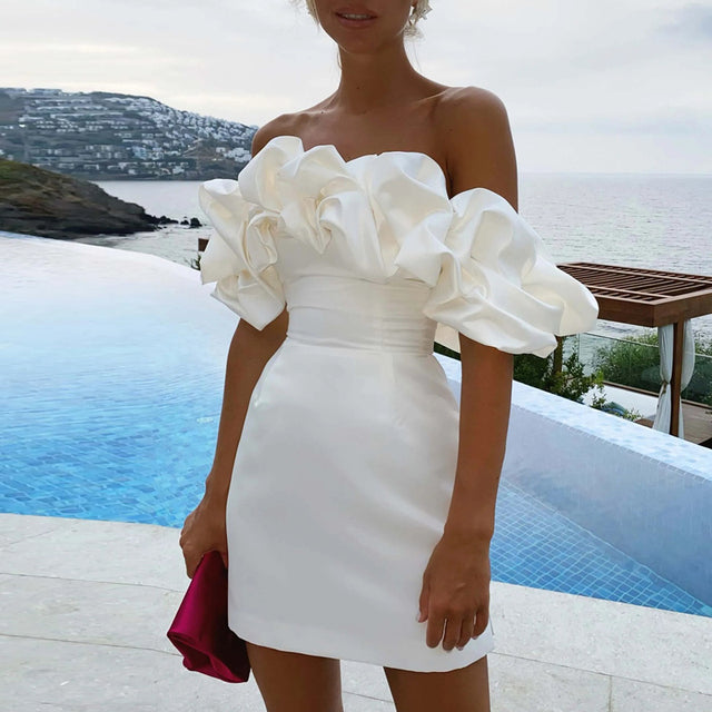 Robe courte à volants épaules dénudées