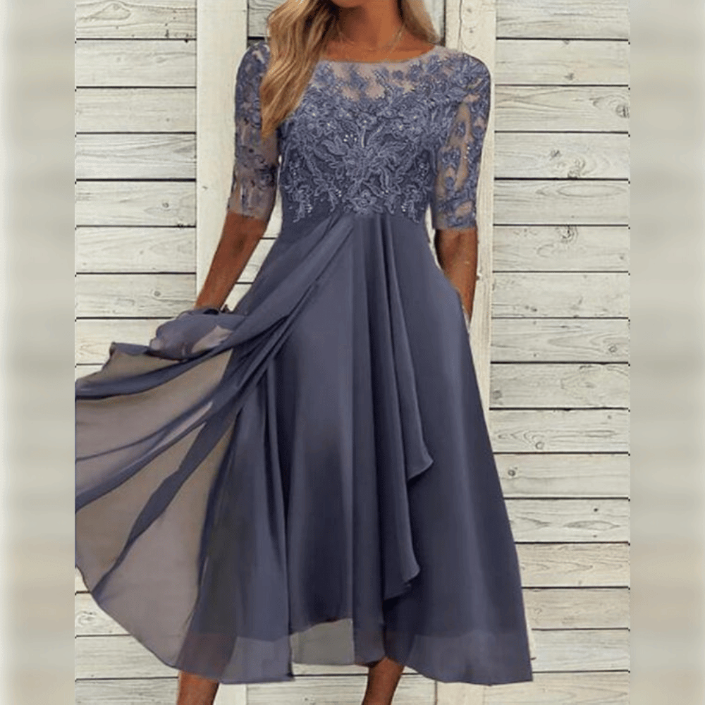 Robe Élégante en Dentelle et Tissu Fluide