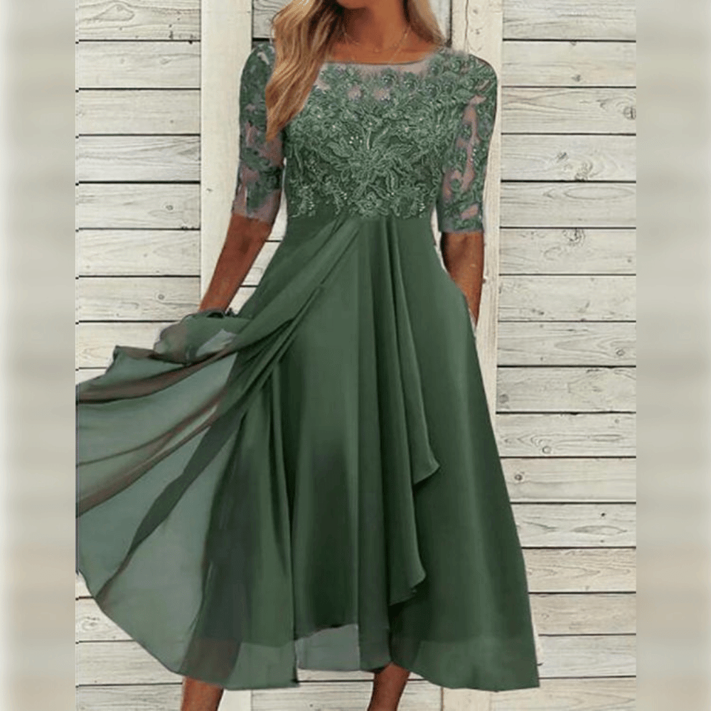 Robe Élégante en Dentelle et Tissu Fluide