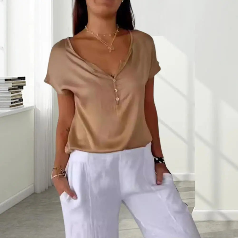 Top satiné boutonné | Chic & léger | Finition brillante