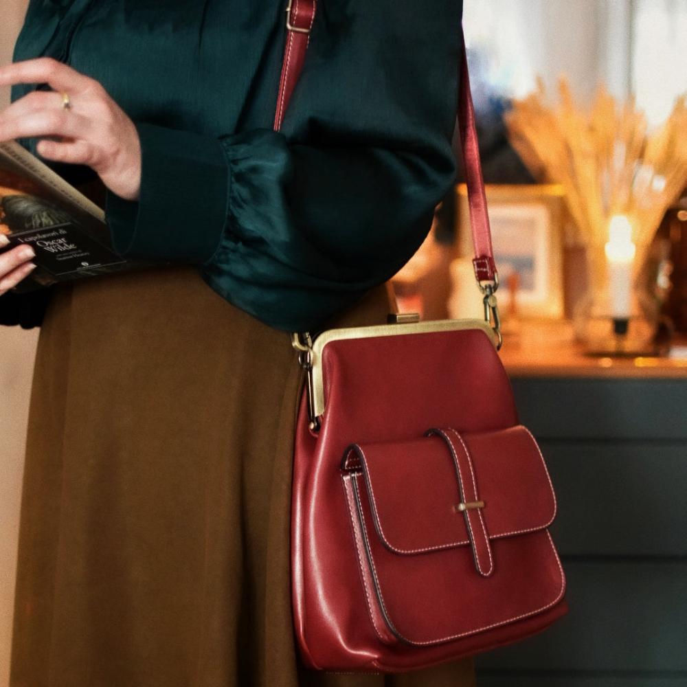 Lavinque Bags Sac à Dos Élégant à Fermoir Métallique | Rouge Bordeaux | Charme Rétro & Fonctionnalité