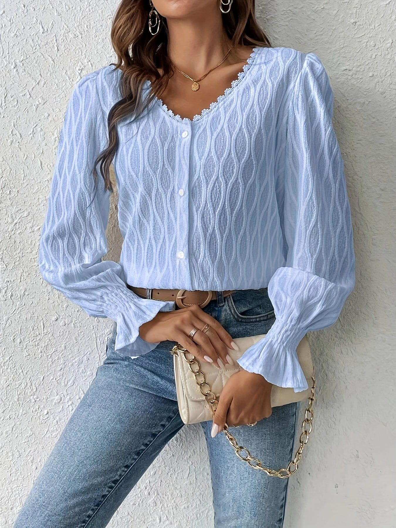 Lavinque Blouse Blouse Texturée Bleu Clair | Élégante & Féminine | Col V et Manches Bouffantes