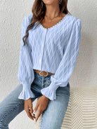 Lavinque Blouse Blouse Texturée Bleu Clair | Élégante & Féminine | Col V et Manches Bouffantes