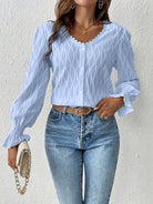 Lavinque Blouse Blouse Texturée Bleu Clair | Élégante & Féminine | Col V et Manches Bouffantes