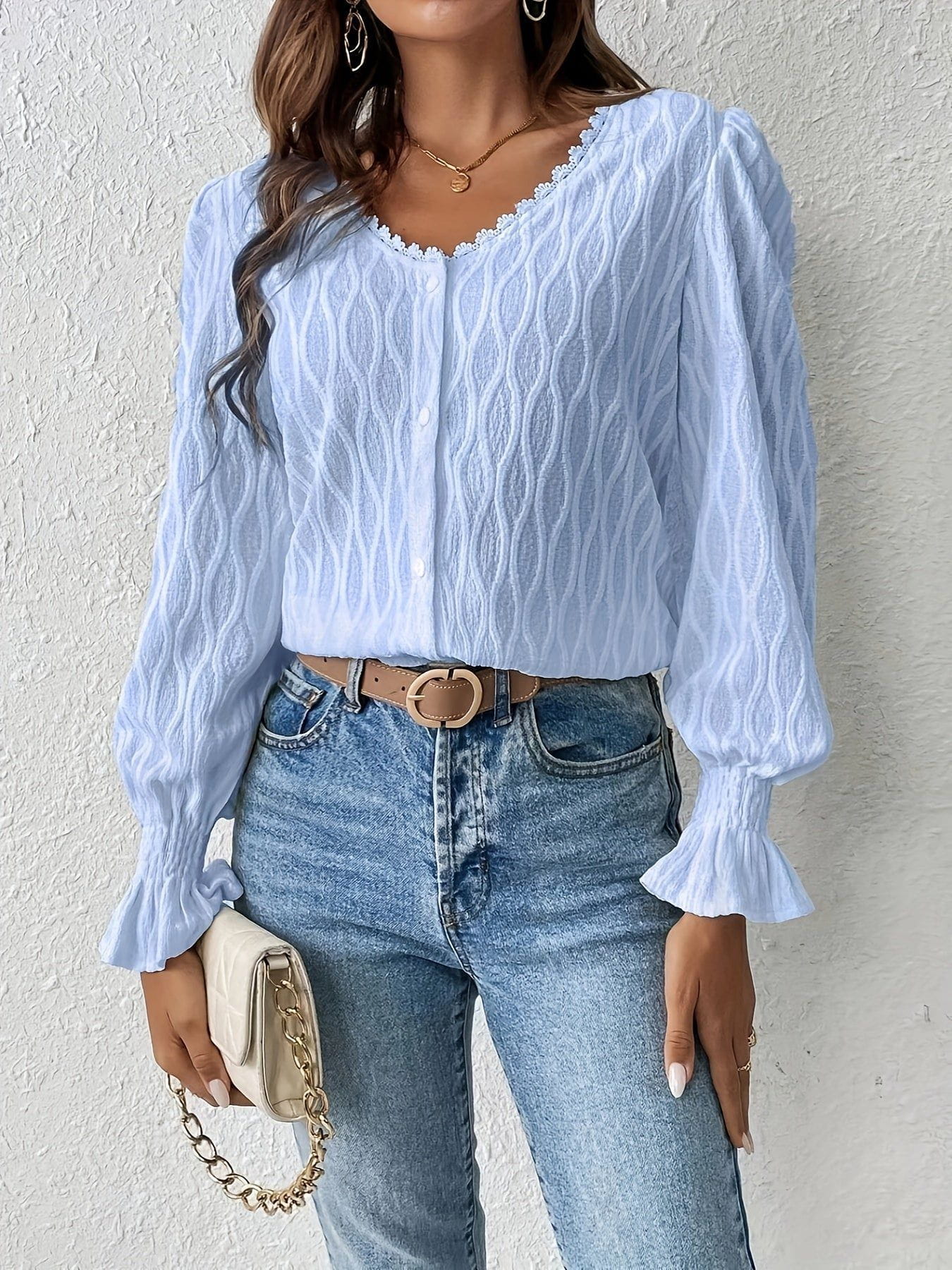 Lavinque Blouse Blouse Texturée Bleu Clair | Élégante & Féminine | Col V et Manches Bouffantes