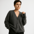Lavinque Cardigan Gris foncé / S Cardigan Gris Duveteux | Col V | Chaleur et Élégance