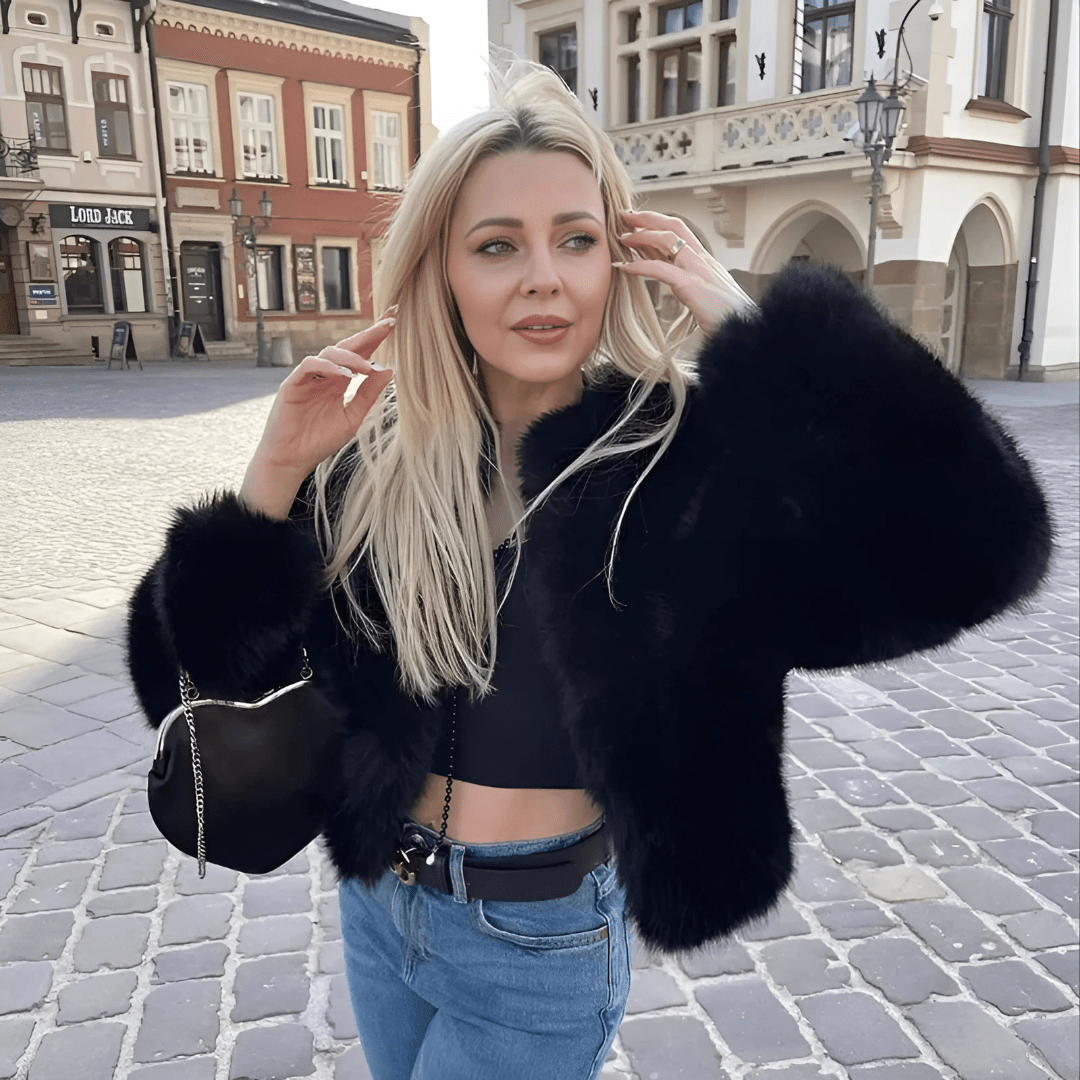 Lavinque Coats & Jacket Noir / S Veste Courte en Fausse Fourrure | Noire | Glamour et Audacieuse