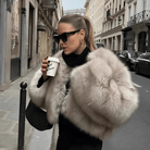 Lavinque Coats & Jacket Veste Courte en Fausse Fourrure | Noire | Glamour et Audacieuse