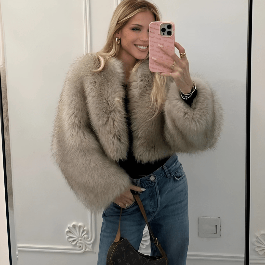 Lavinque Coats & Jacket Veste Courte en Fausse Fourrure | Noire | Glamour et Audacieuse