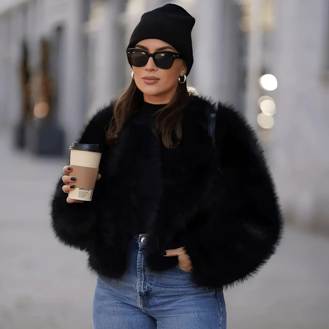 Lavinque Coats & Jacket Veste Courte en Fausse Fourrure | Noire | Glamour et Audacieuse