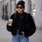 Lavinque Coats & Jacket Veste Courte en Fausse Fourrure | Noire | Glamour et Audacieuse
