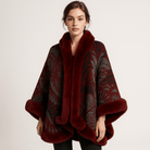 Lavinque Coats & Jackets Bordeaux / S Cape en Jacquard Doux | Motif Paon Élégant | Bordure en Fausse Fourrure