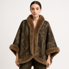 Lavinque Coats & Jackets Café / S Cape en Jacquard Doux | Motif Paon Élégant | Bordure en Fausse Fourrure