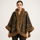 Lavinque Coats & Jackets Cape en Jacquard Doux | Motif Paon Élégant | Bordure en Fausse Fourrure