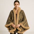 Lavinque Coats & Jackets Cape en Jacquard Doux | Motif Paon Élégant | Bordure en Fausse Fourrure