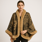Lavinque Coats & Jackets Kaki / S Cape en Jacquard Doux | Motif Paon Élégant | Bordure en Fausse Fourrure