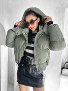 Lavinque Coats & Jackets Vert / XS Doudoune Courte à Capuche | Kaki Clair | Chaude et Tendance