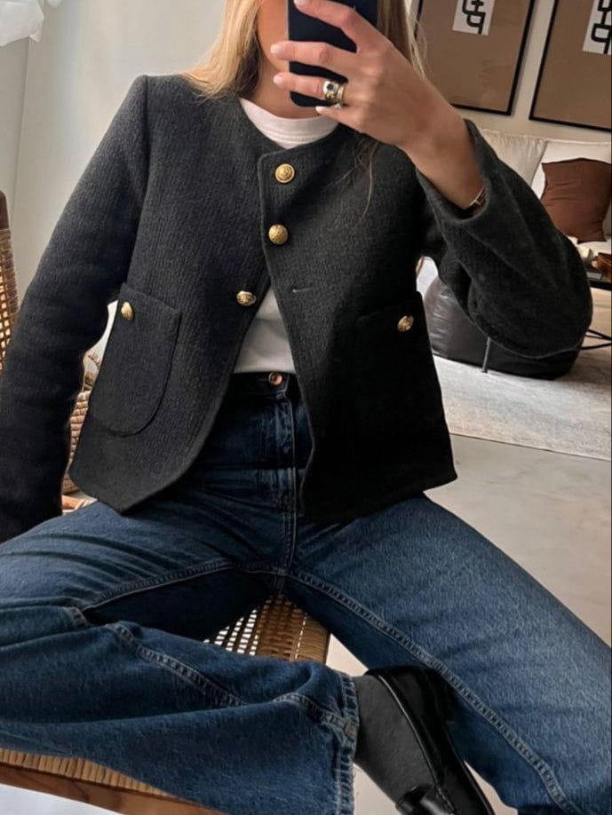 Lavinque Coats & Jackets Veste Noire Courte à Boutons Dorés | Élégance Minimaliste | Chic & Structurée