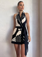 Lavinque Dress Noir et Blanc / XS Robe Courte Évasée | Imprimé Graphique | Élégante et Moderne