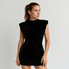 Lavinque Dress Noir / S Robe Noire en Velours Strassée | Épaulettes Structurées | Glamour de Soirée