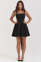 Lavinque Dress Noir / XS Robe Évasée à Bretelles | Élégance & Modernité | Look Sophistiqué
