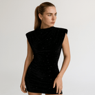 Lavinque Dress Robe Noire en Velours Strassée | Épaulettes Structurées | Glamour de Soirée