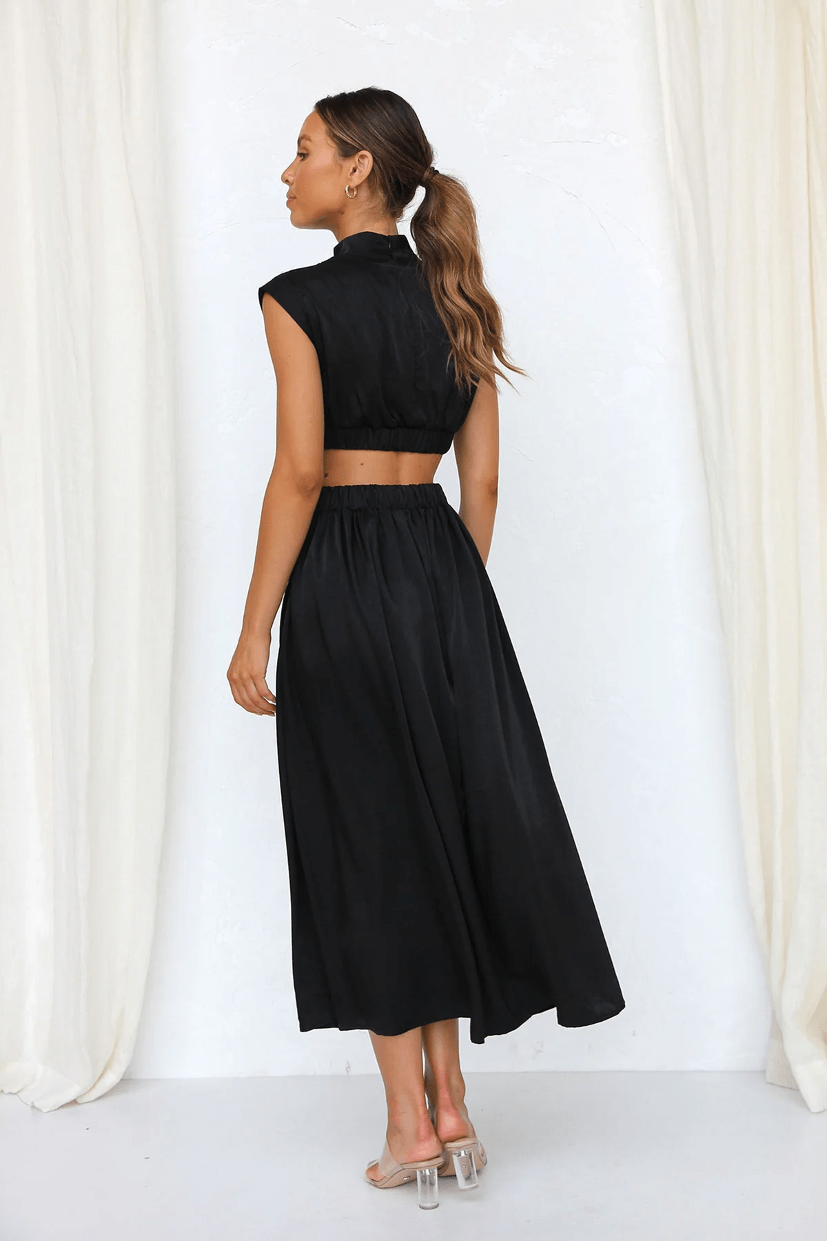 Lavinque Dress Robe Noire Midi | Découpes à la Taille | Élégance Moderne