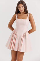 Lavinque Dress Rose / XS Robe Évasée à Bretelles | Élégance & Modernité | Look Sophistiqué