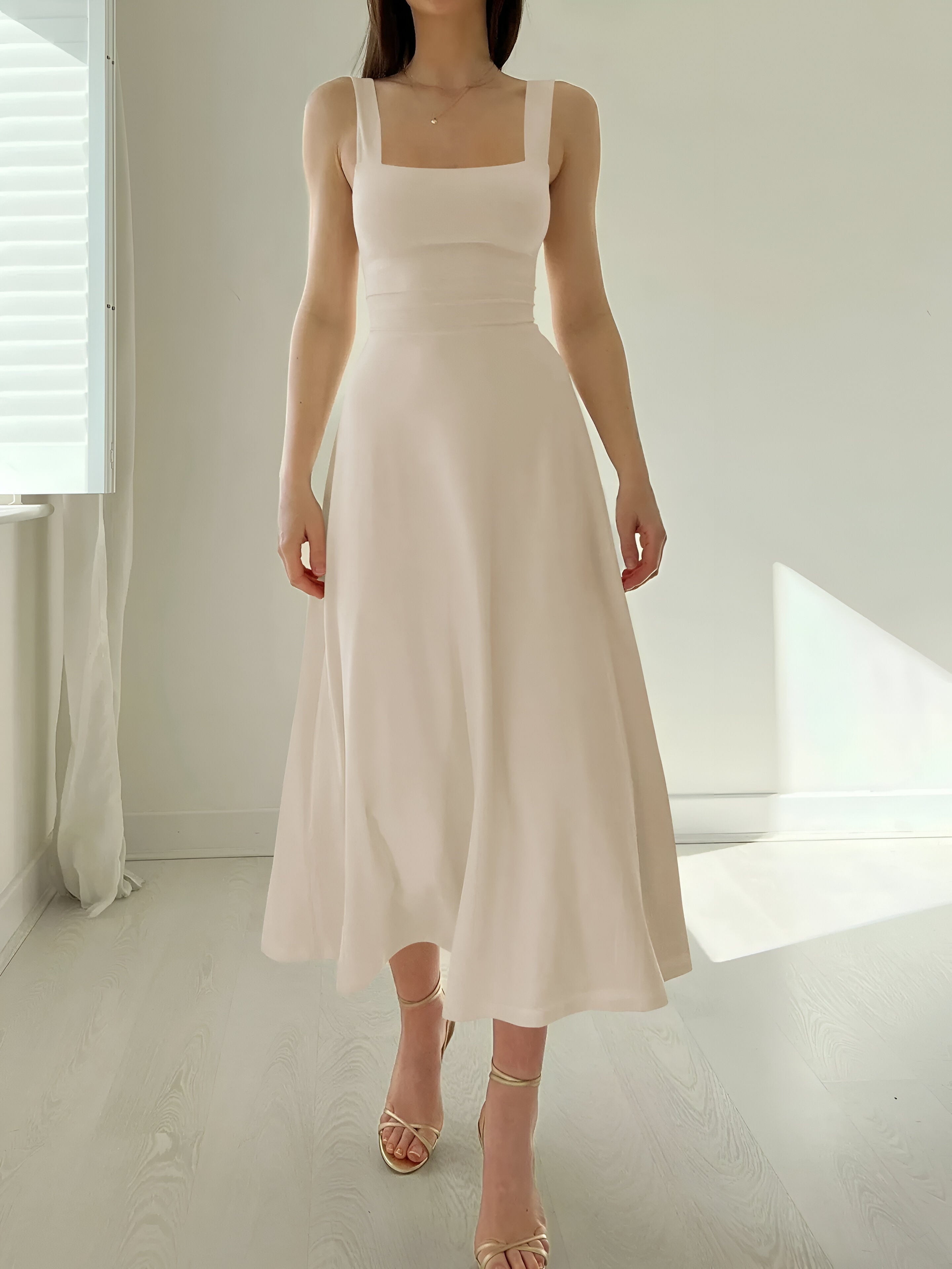 Lavinque Dresses Blanc / XS Robe Noire Évasée | Sans Manches | Élégance Intemporelle