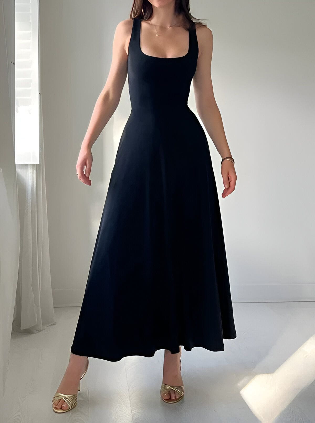 Lavinque Dresses Noir / XS Robe Noire Évasée | Sans Manches | Élégance Intemporelle
