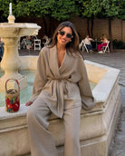 Lavinque Outfit set Ensemble Pantalon & Veste Ceinturée | Taupe Élégant | Fluide et Sophistiqué