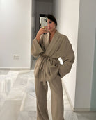 Lavinque Outfit set Ensemble Pantalon & Veste Ceinturée | Taupe Élégant | Fluide et Sophistiqué